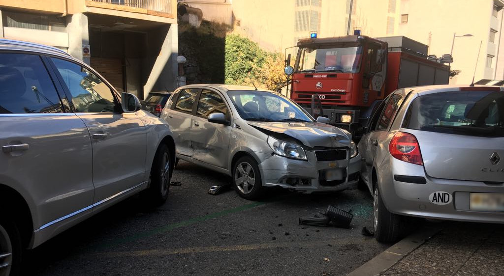 Una dona resulta ferida en una topada amb quatre vehicles implicats a la Baixada del Molí