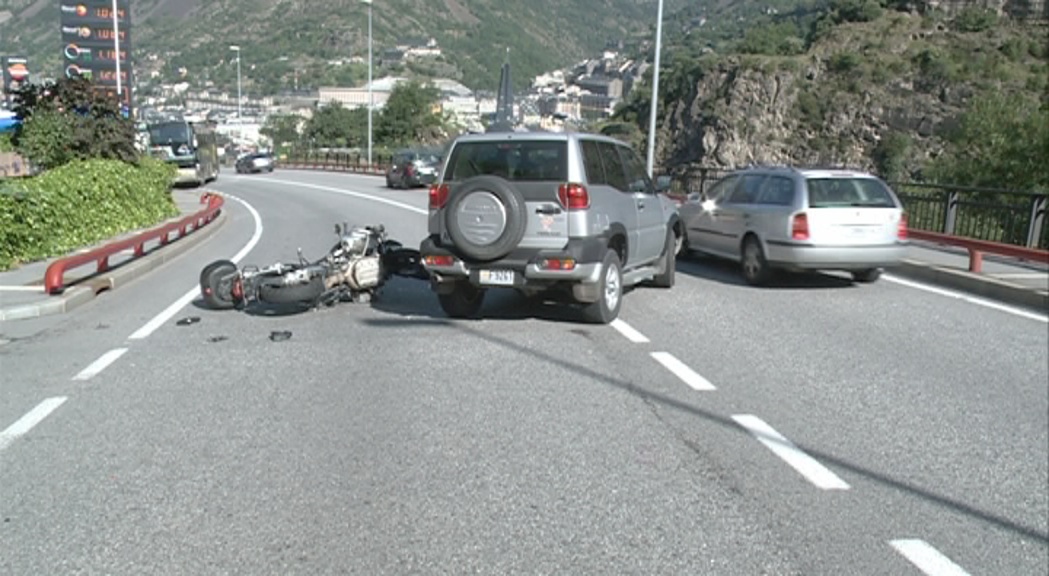 Un ferit lleu en un accident entre una moticicleta i un tot terreny