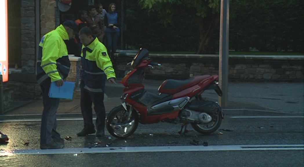 Un motorista ferit en topar contra un vehicle a Encamp