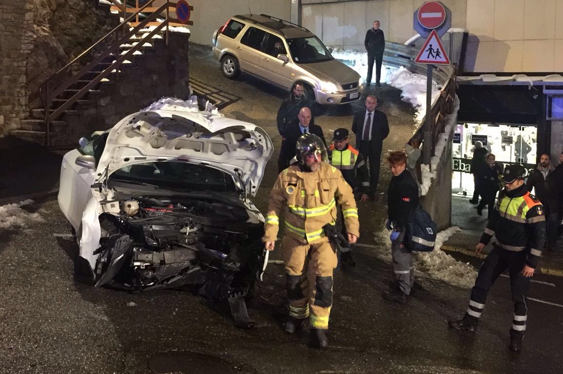 Una dona resulta ferida en un aparatós accident al carrer de les Canals