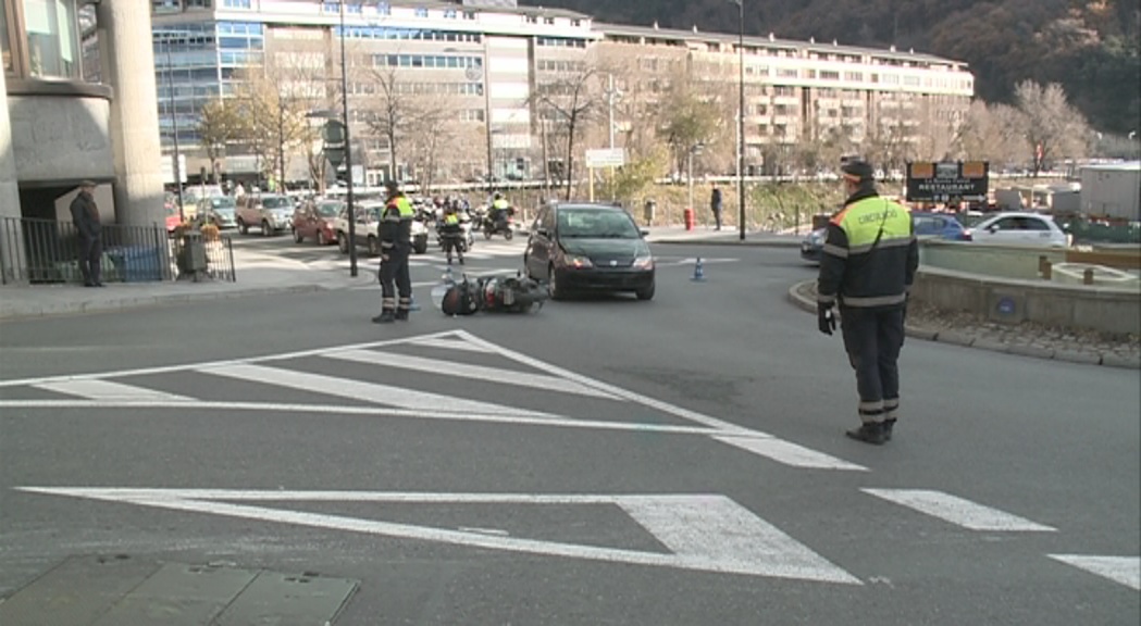 Ferida en una col·lisió entre un cotxe i una moto a la rotonda de Govern