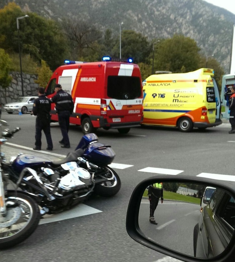 Dos ferits en un accident a la rotonda de la Margineda