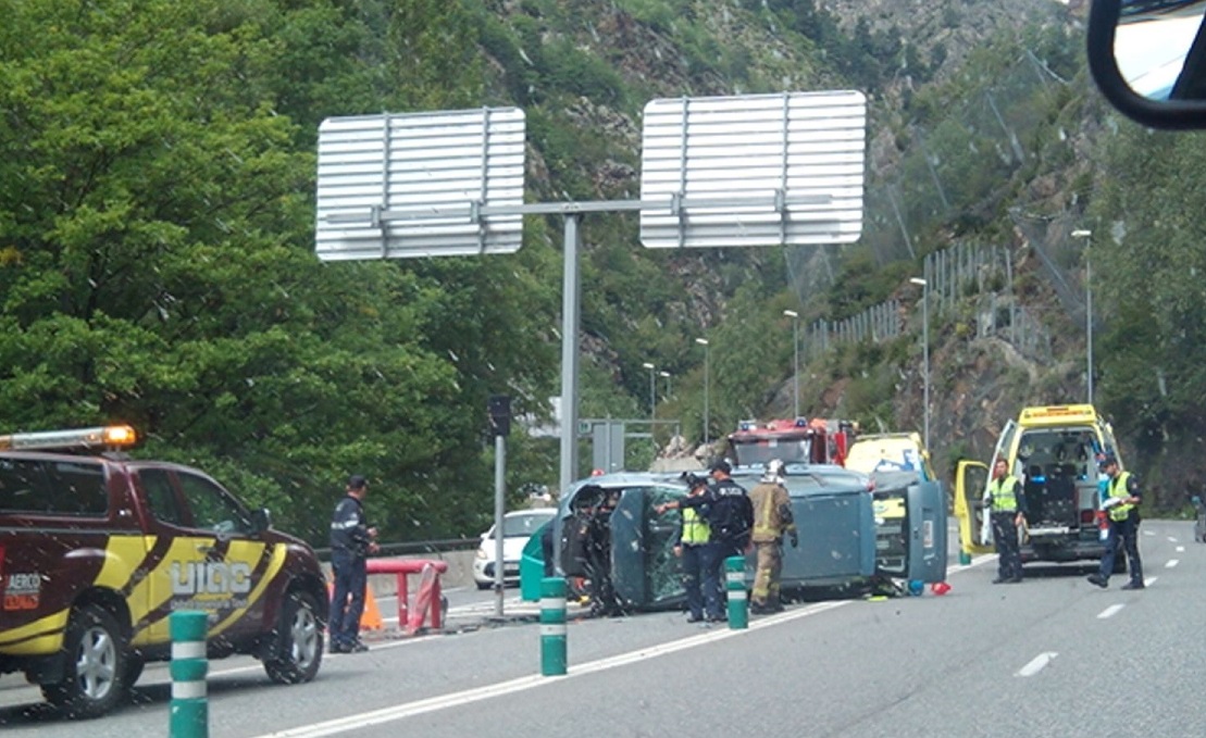 Bolca un vehicle a la sortida del túnel del Pont Pla