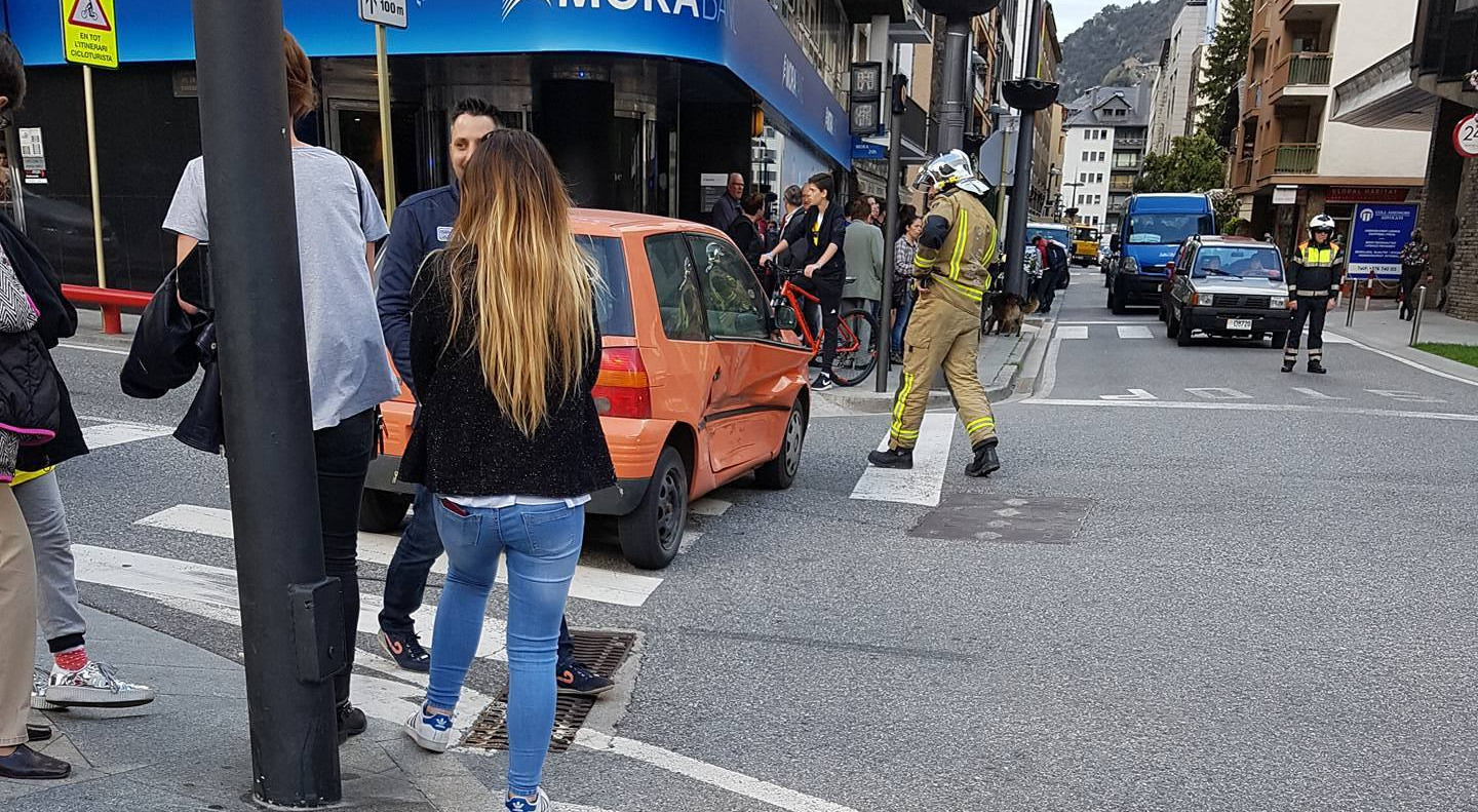 Un conductor ferit en un accident a la cruïlla de la plaça Laurèdia a Sant Julià