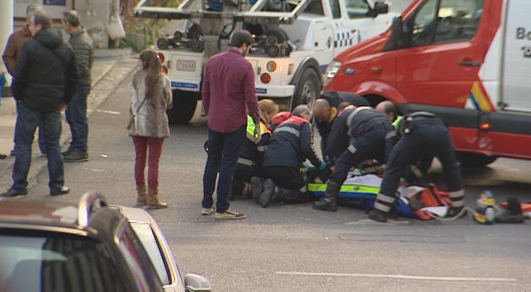 Accident entre un cotxe i una motocicleta del servei de circulació a Santa Coloma