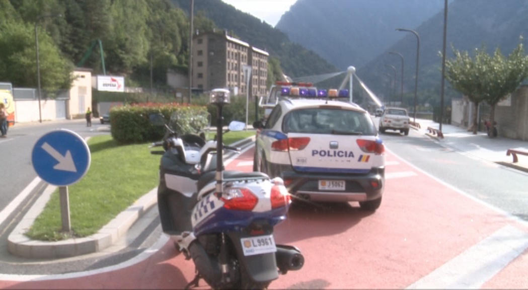 Dos joves menors d'edat que circulaven en una motocicleta amb