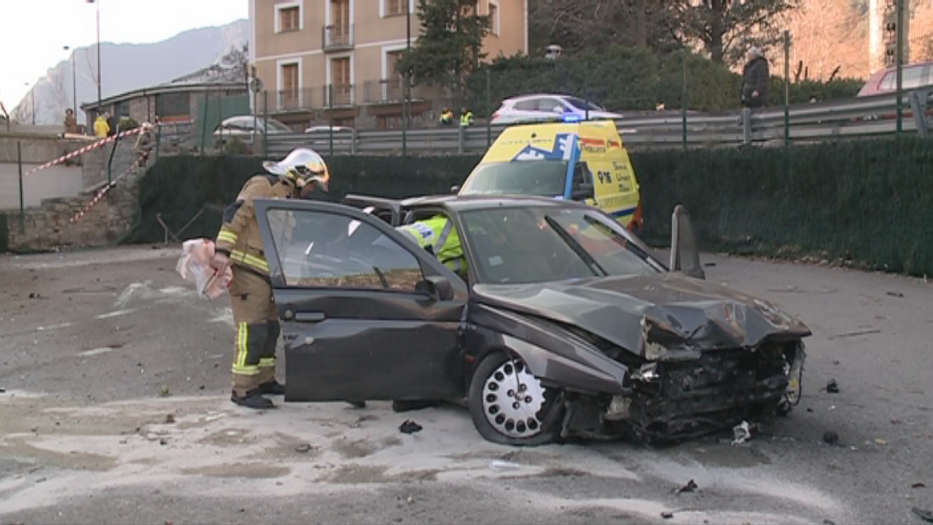 Dos ferits en perdre el control del vehicle i caure des d’una alçada de quatre metres