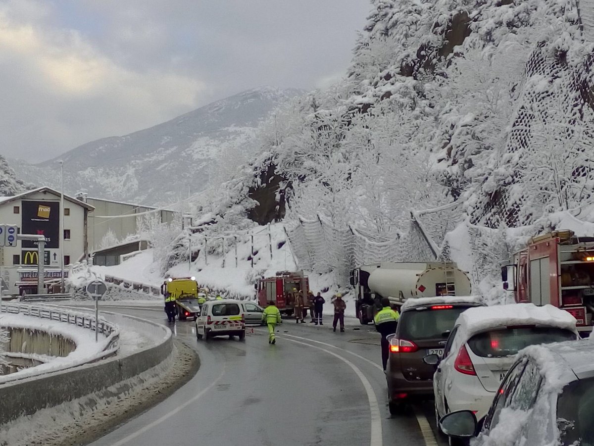 Un ferit lleu en un accident a l'entrada d'Andorra