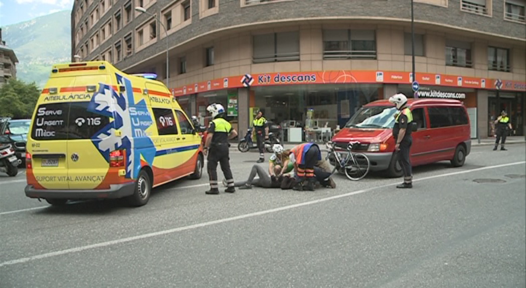 Un motorista ferit després de ser atropellat a la Baixada del Molí