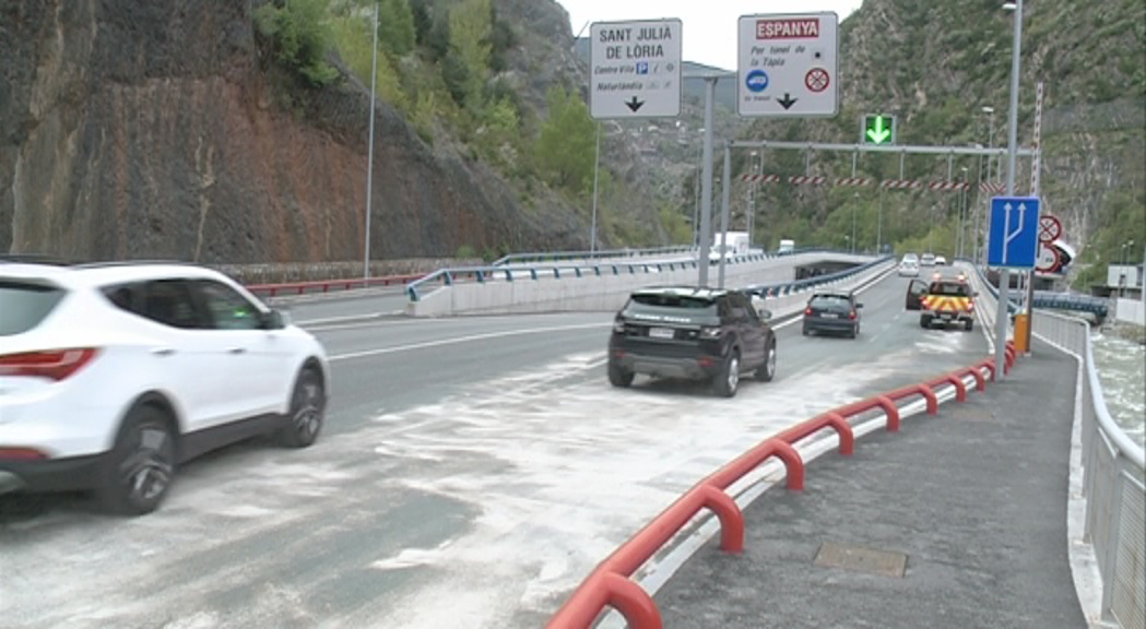 Un accident de trànsit obliga a tancar el túnel de la Tàpia