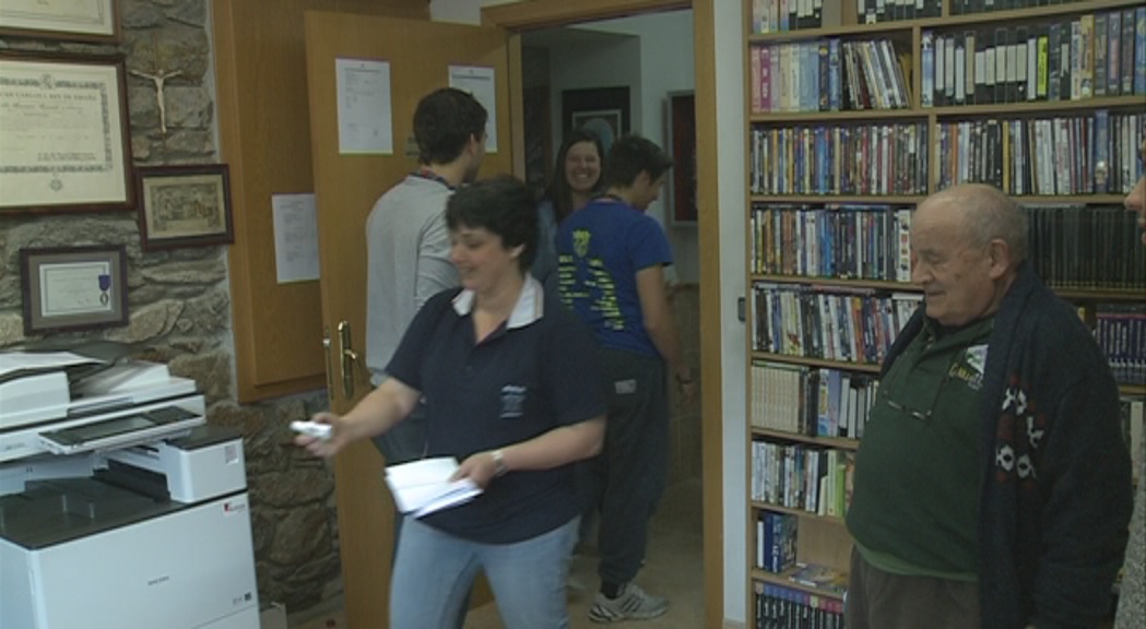 Cues multitudinàries per aconseguir inscriure els fills a les colònies d'AINA