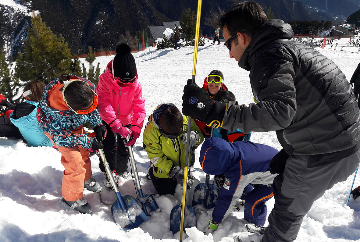 Alumnes es formen en matèria d'allaus de la mà d'experts