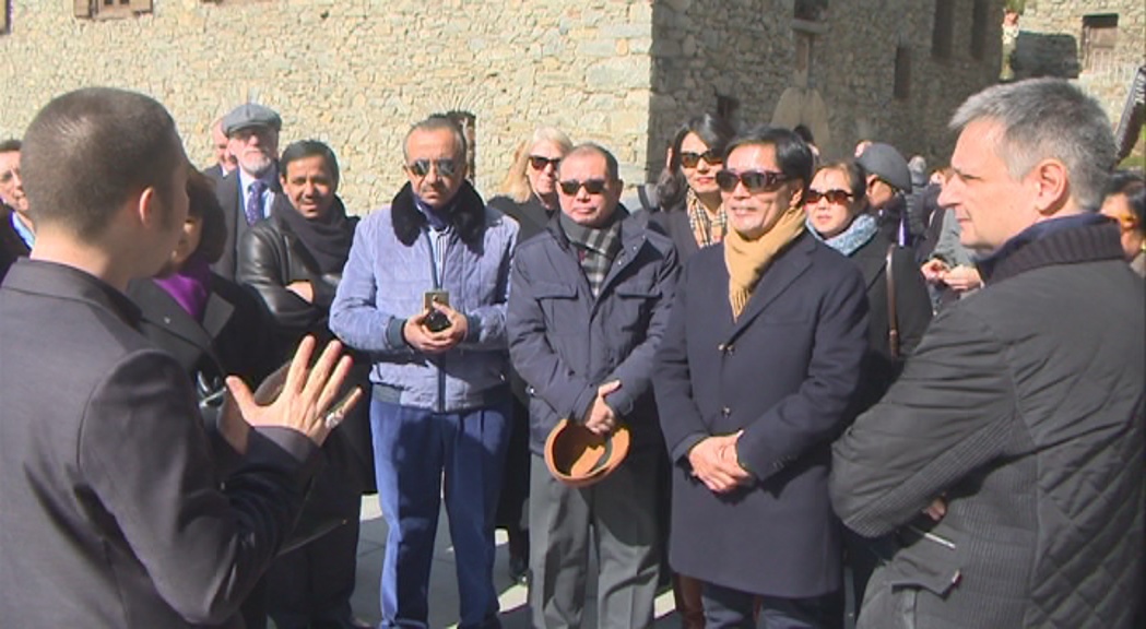 Mig centenar de diplomàtics visiten la Casa de la Vall i el Consell General