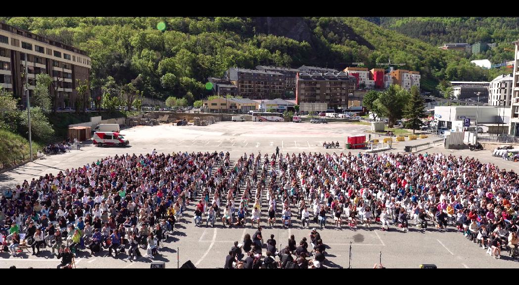 1.500 alumnes ballen al ritme dels lleidatans Koers amb motiu del 40è aniversari de l'Escola Andorrana