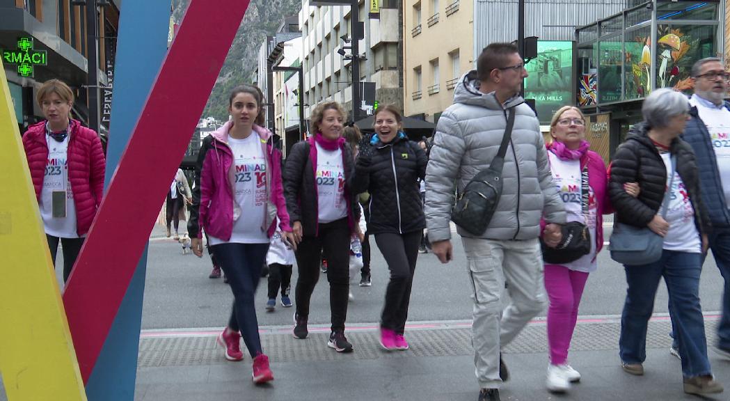 1.500 persones caminen contra el càncer