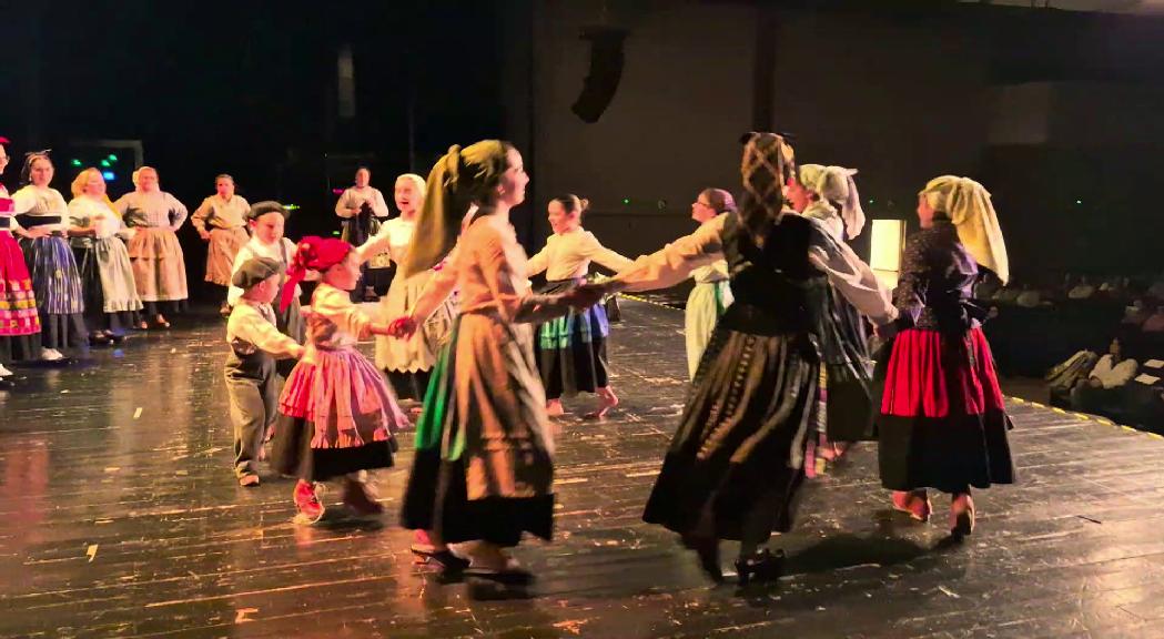 150 dansaries participen en la mostra de folklore ibèric