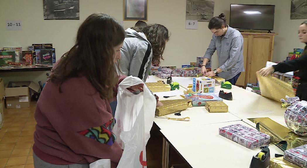 180 infants gaudeixen de les joguines i peluixos de la campanya "Entre tots fem Nadal"