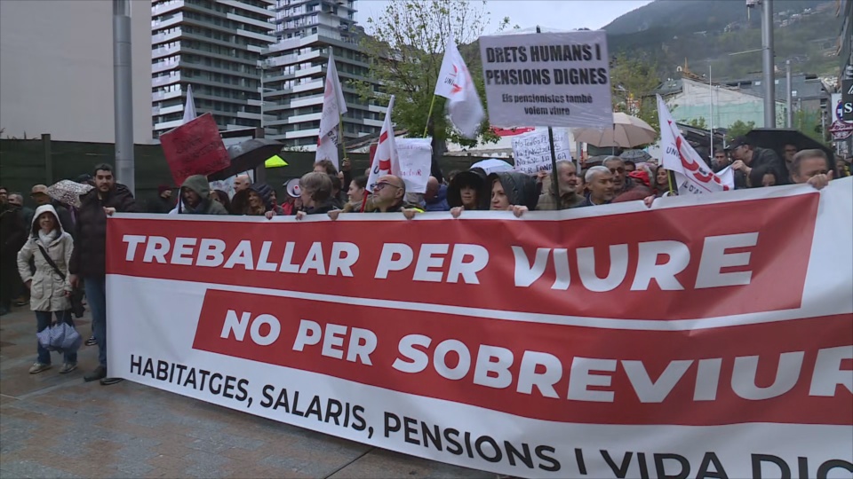 Unes 200 persones al clam de 'treballar per viure, no per sobreviure'