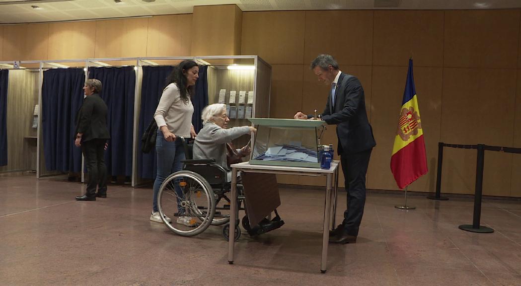 20 voluntaris ajudaran a fer accessibles les eleccions a tothom