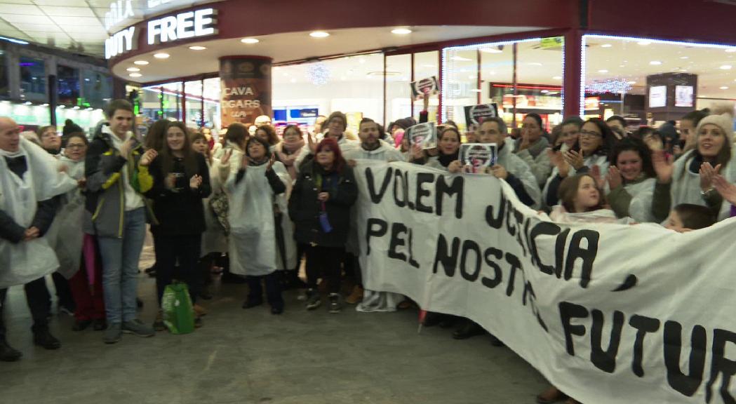 Unes 250 persones es concentren per reivindicar millores socials i laborals