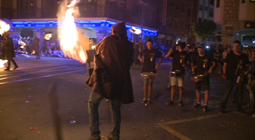 25 fallaires d'Andorra la Vella viuran les populars "fireballs" per Cap d'Any 