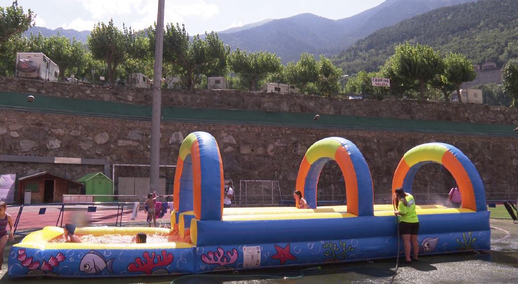 Uns 3.000 infants passen per l'aquaparc d'Andorra la Vella a l'estadi Joan Samarra