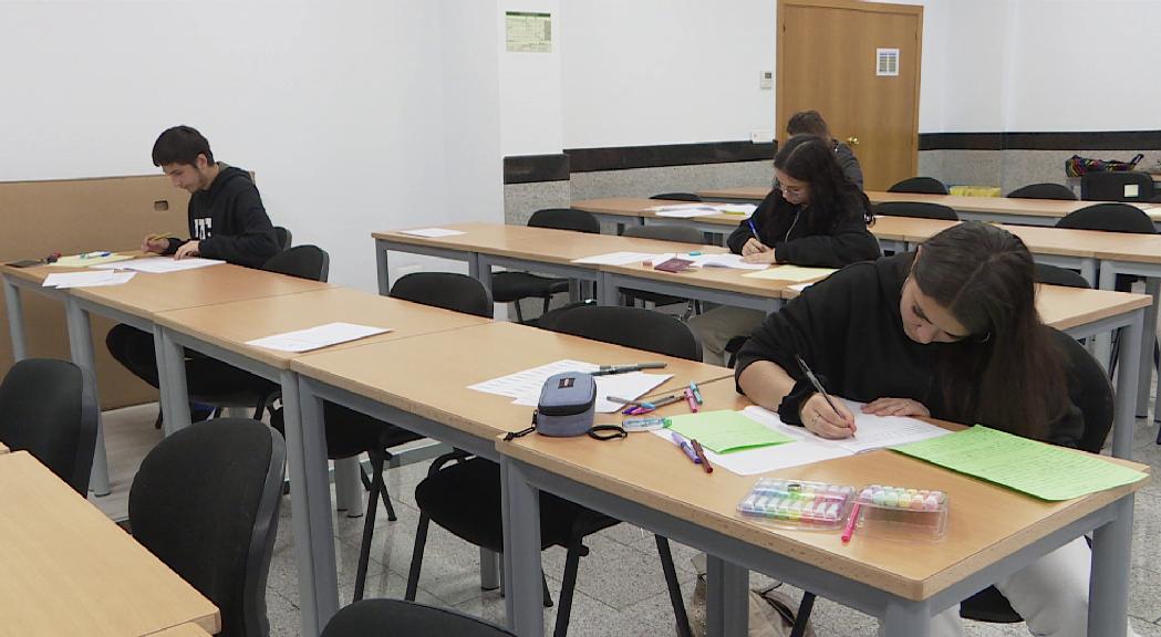 Tres de cada quatre estudiants que es van presentar a la prova of