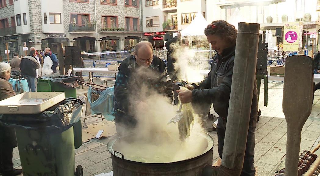 Unes 80 persones fan possible l'escudella a la capital des de la matinada