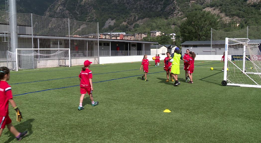 El 9è campus de futbol femení de la FAF es queda petit amb un centenar de participants