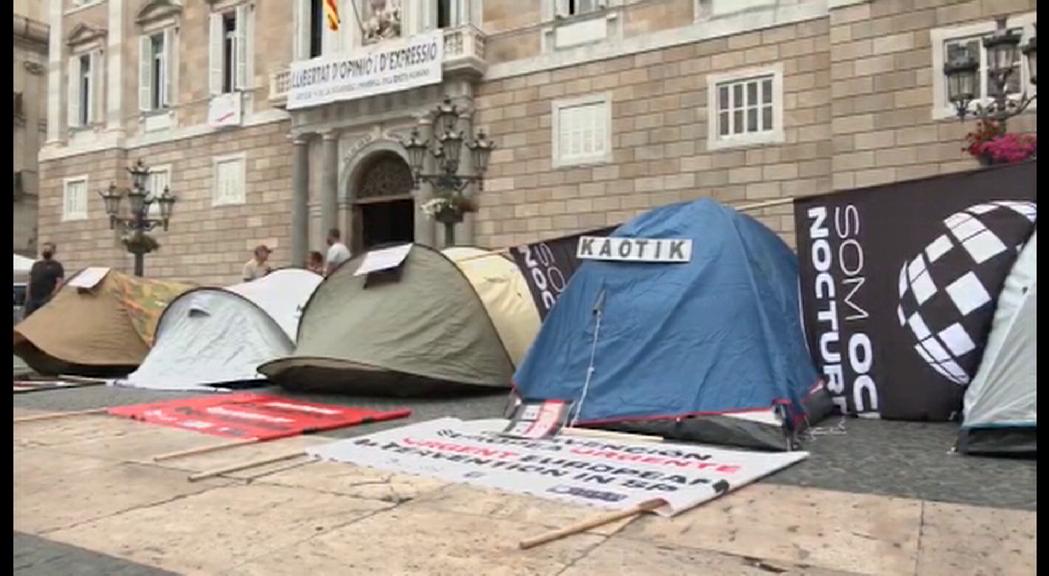 Acampada i vaga de fam del sector de l'oci nocturn a Barcelona