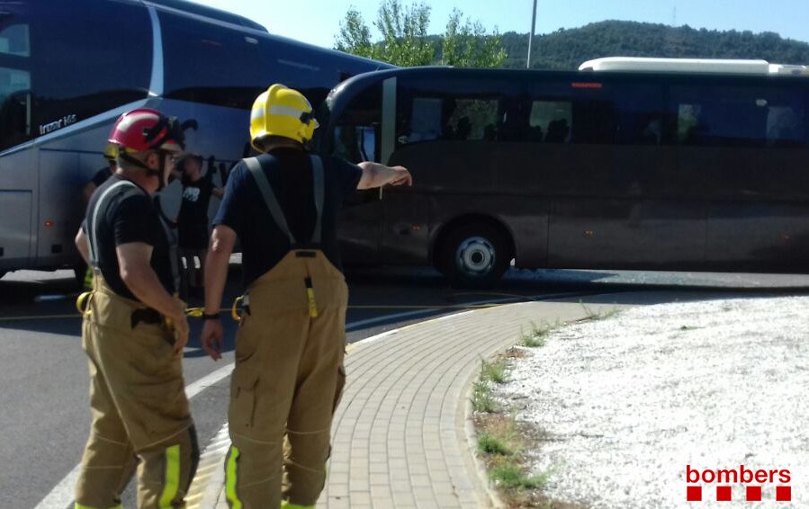 Accident amb dos autocars implicats a l'entrada de Ponts