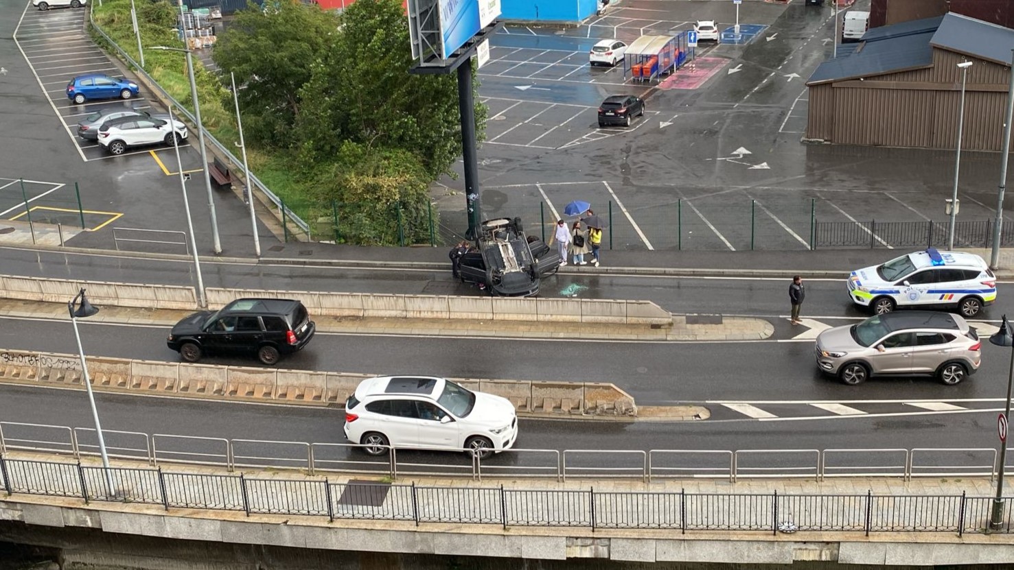 Accident a l'avinguda Consell d'Europa amb un cotxe bolcat i un ferit