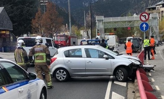 Accident a l'avinguda de Salou amb dos cotxes implicats 