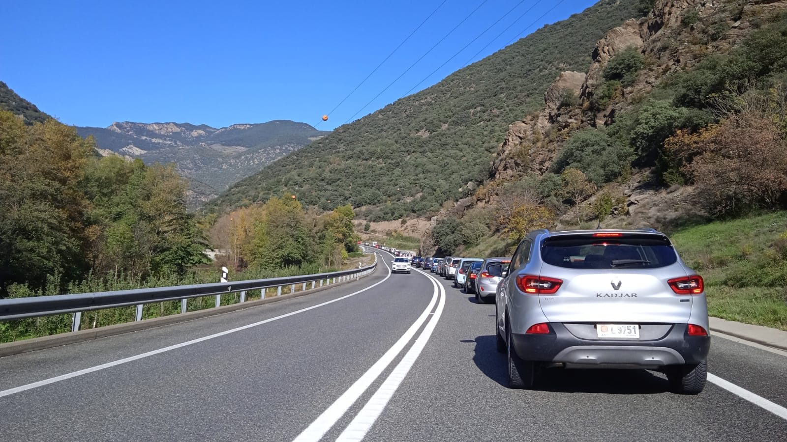 Un accident a la carretera N-155 provoca retencions per entrar des d'Espanya