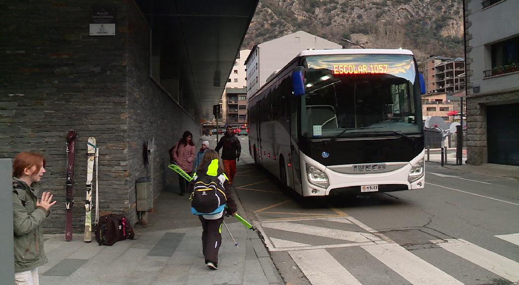 Els acompanyants del bus escolar valoren fer aturades si no cobren el mes de gener