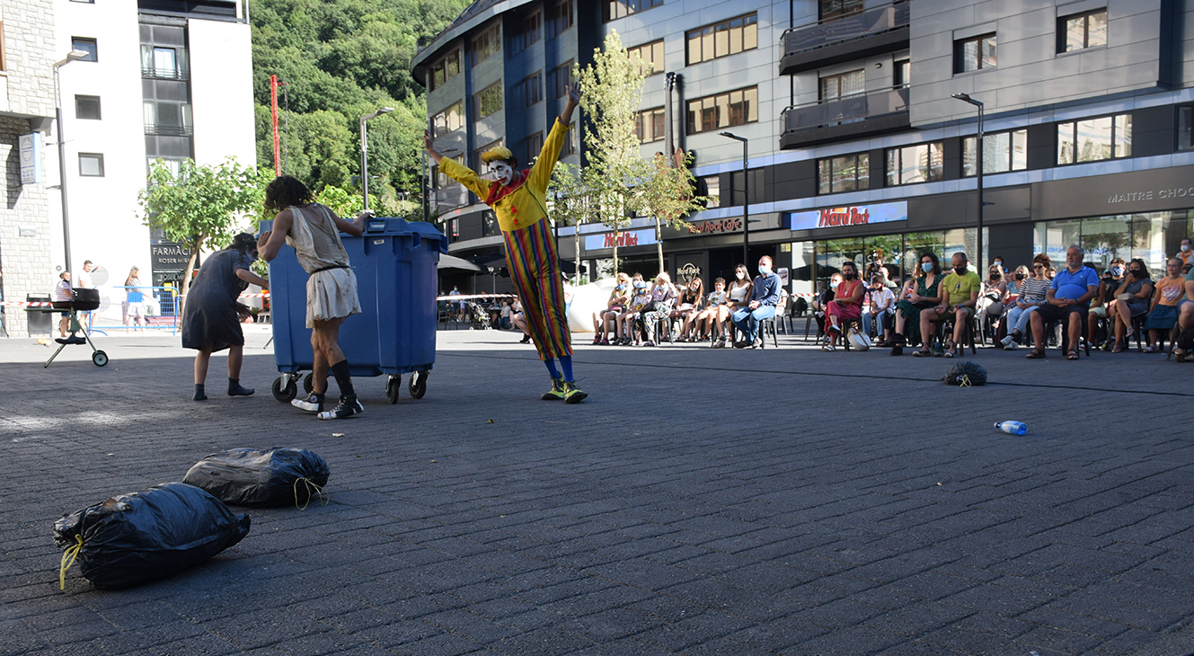 Acròbates de l'escola de circ de Tolosa aterren a Andorra la Vella