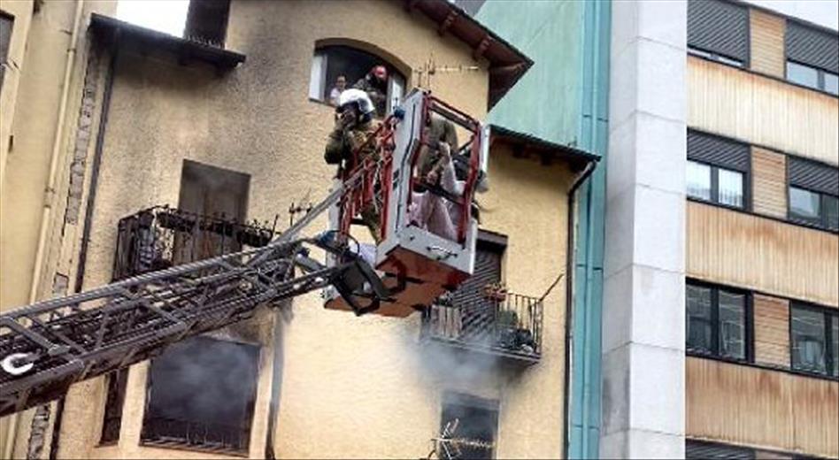 La dona i el noi amb les vies respiratòries afectades arra