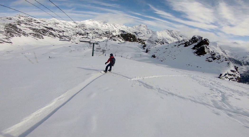 Molts aficionats a l'esquí aprofiten el fred i la neu per acomiadar la temporada per la porta gran