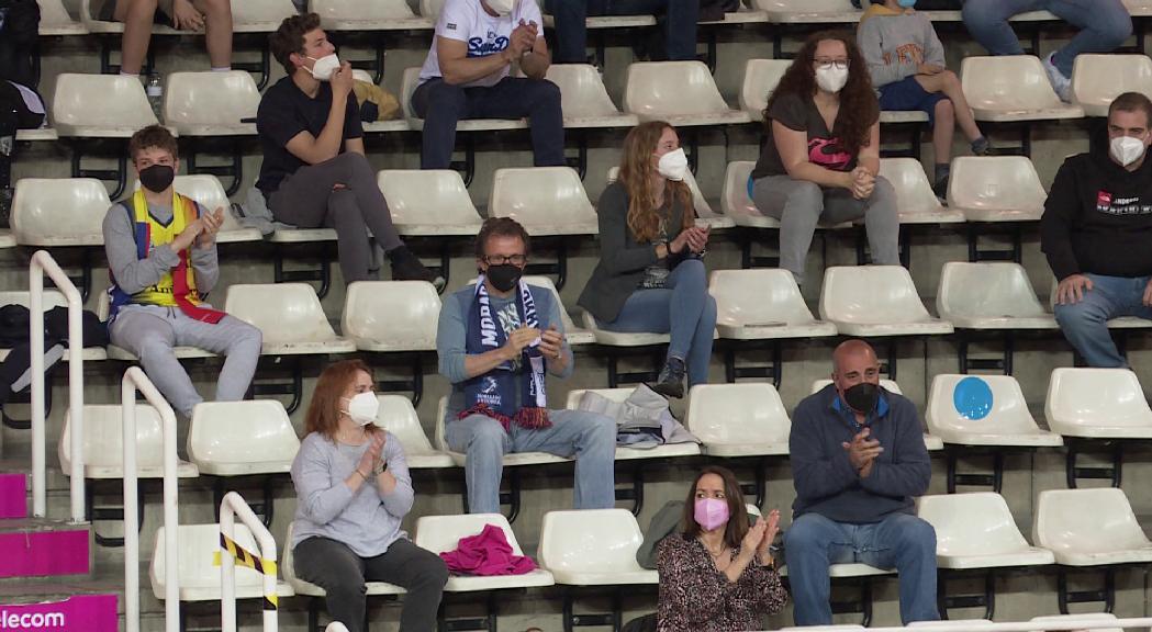 Els aficionats del MoraBanc Andorra celebren acompanyar l'equip en l'últim partit de la temporada