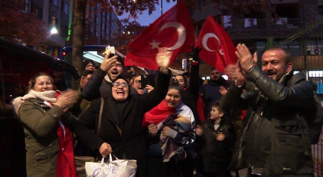 Els aficionats de la selecció de Turquia es fan sentir i veure pels carrers de la capital