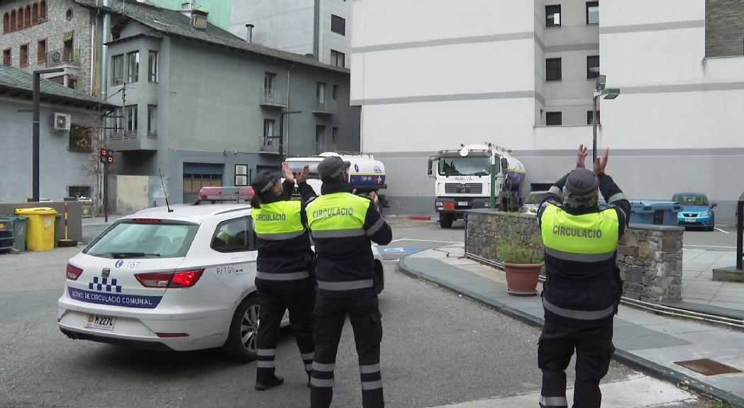 Els agents de Circulació d'Escaldes-Engordany feliciten l'aniversari als infants de la parròquia