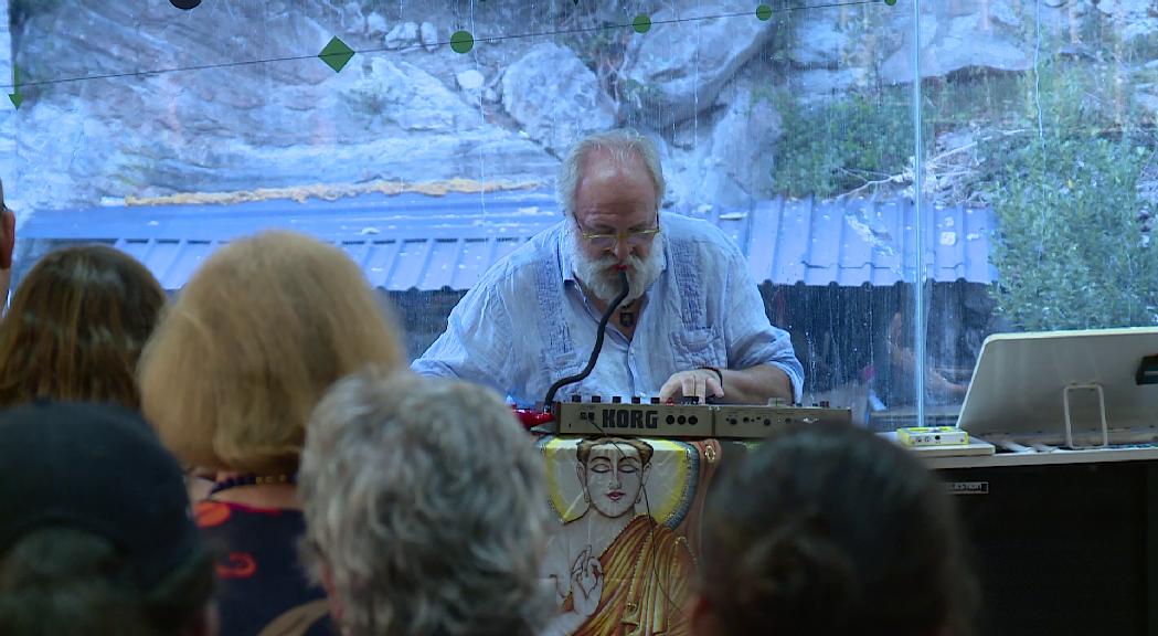 Albert Bartumeu acompanya amb el seu teclat l'exposició "Una poètica del vertigen. Música i grafia"