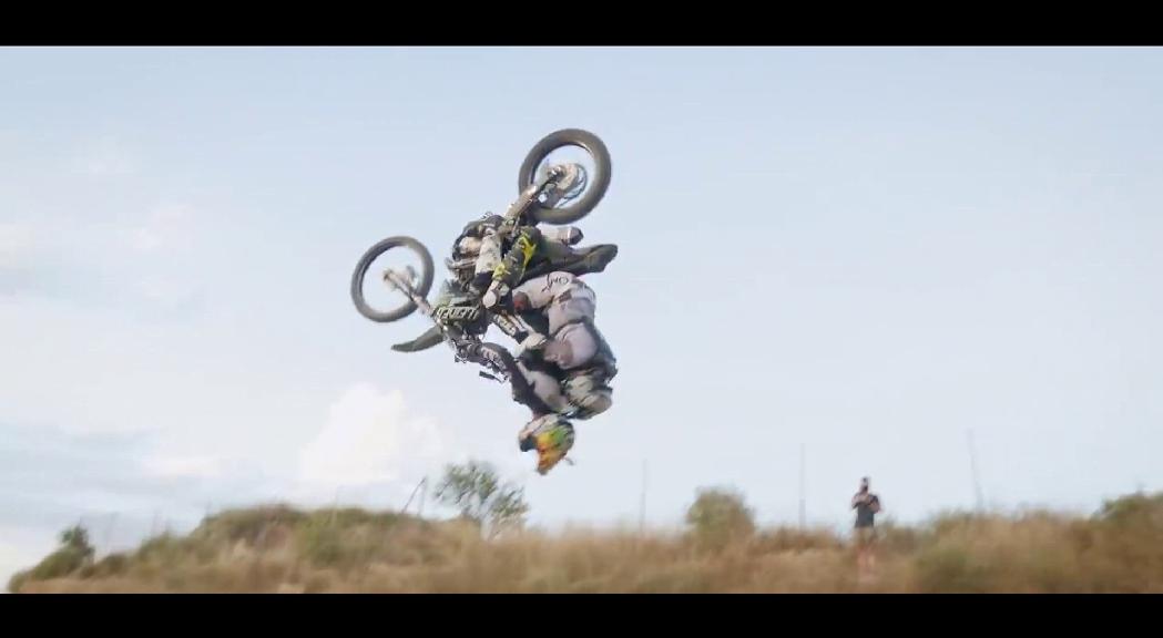 Albert Llovera completa un 'back flip' amb moto