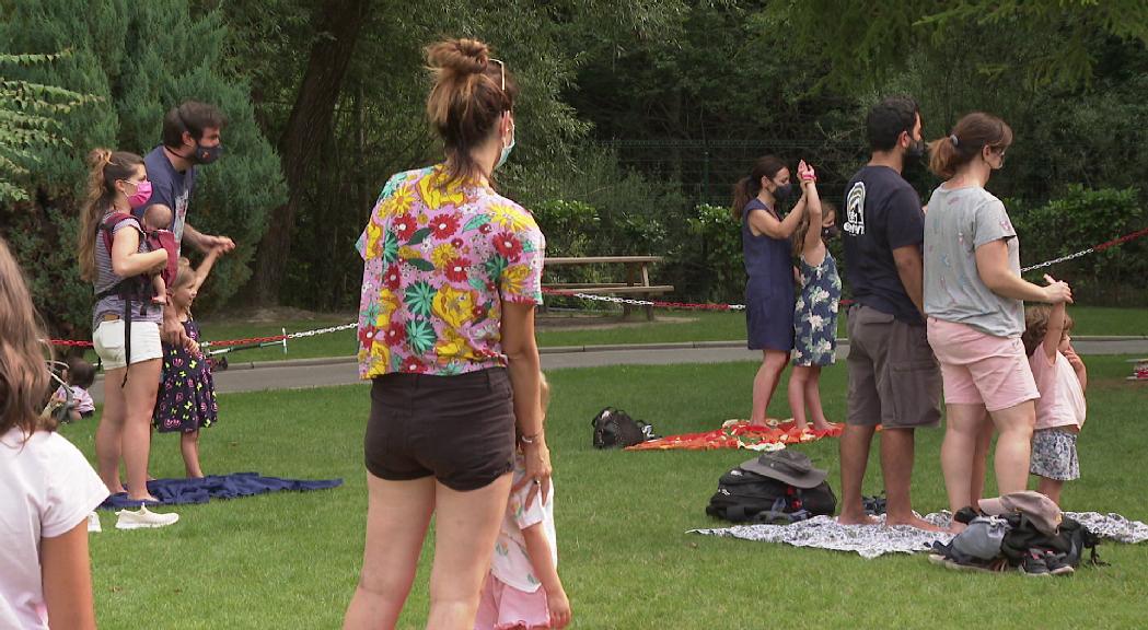 Algunes famílies amenitzen el parc del Prat Gran de la Massana amb un taller de dansa 