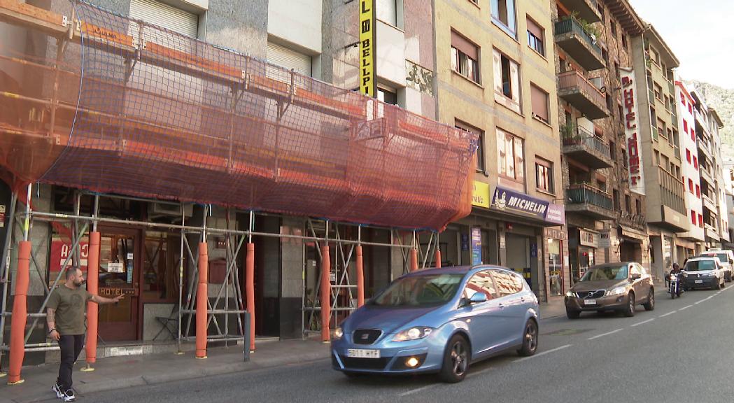 Alguns dels desallotjats dels blocs de l'avinguda Santa Coloma no es plantegen de moment buscar nous pisos a causa del preu del lloguer