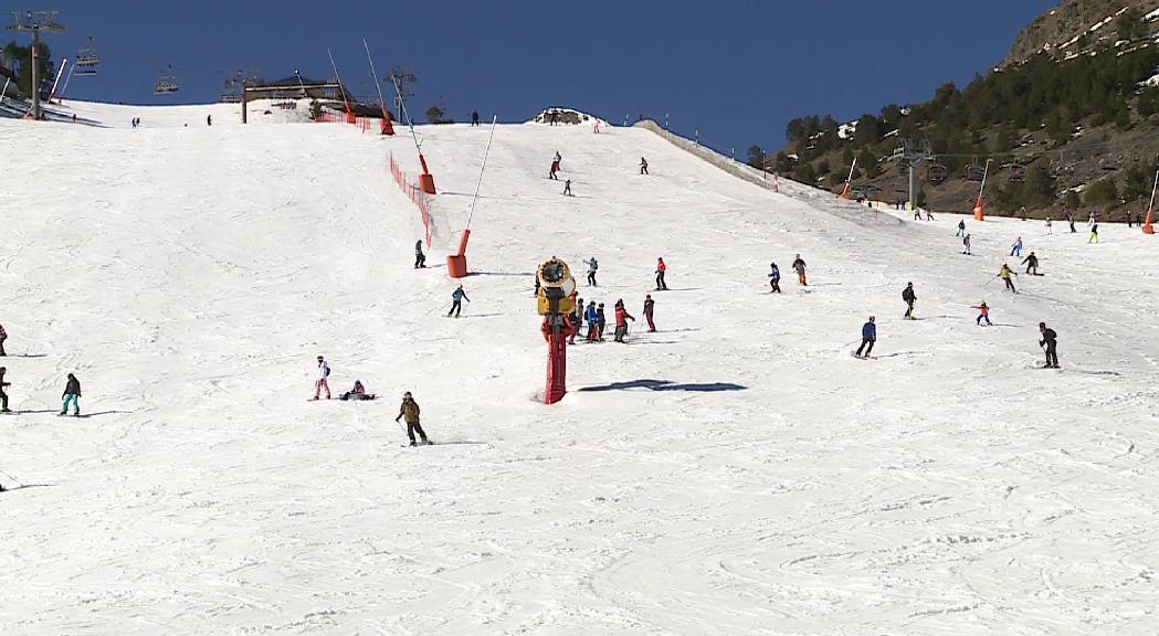 Les altes temperatures no eviten que les pistes s'omplin d'esquiadors de fora els dies de carnaval