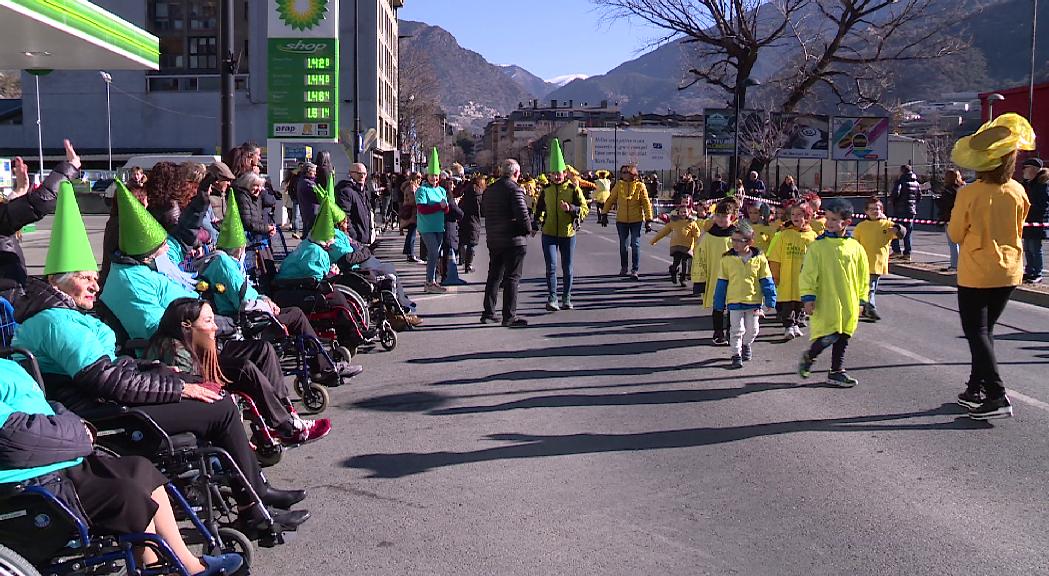 Els alumnes de la capital creen un arc de Sant Martí per carnaval