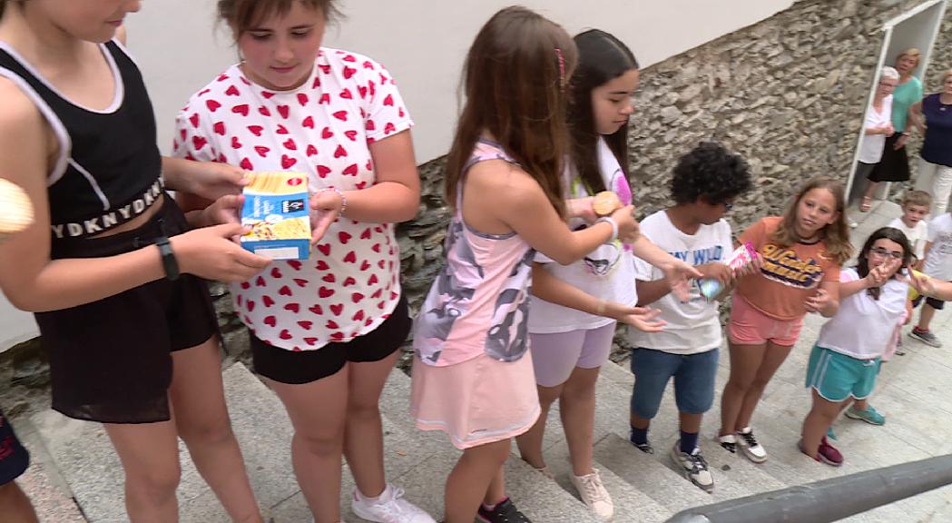  Alumnes de primària de Sant Julià uneixen l'escola amb el rebost solidari