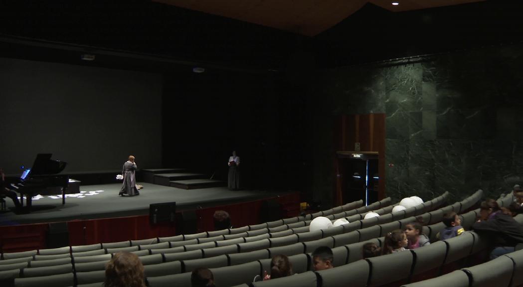 Alumnes dels tres sistemes educatius assisteixen a l'assaig general de "Bohemios"