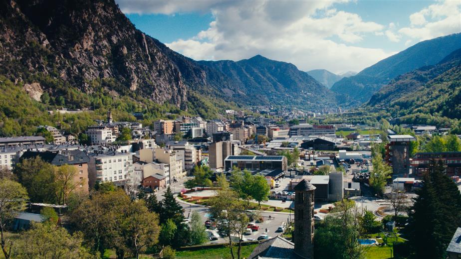 Andorra també insta als seus ciutadans a abandonar el Líban